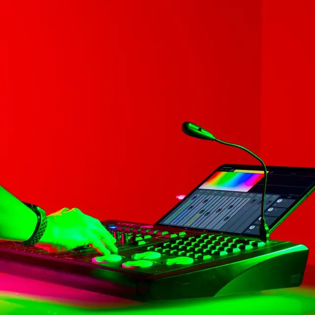 ADJ LINK -  DMX Controller for iPad 4x DMX Outs, 2.4 and 5Ghz GHz DSSS Wi-Fi 
