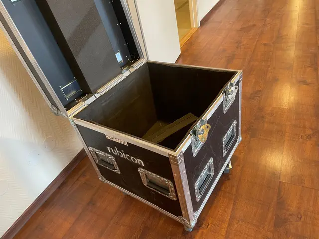 CODA Audio Flightcase 2xCUE FOUR 8 handles, Wheels-2 stop, CODA LOGO 
